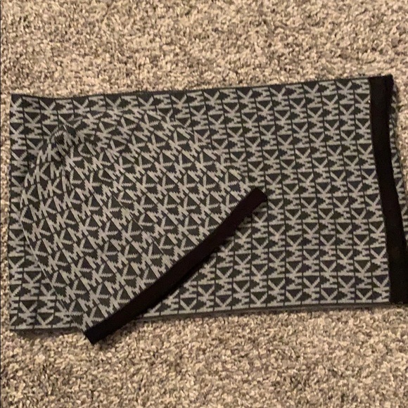 Michael Kors Beanie and a scarf - Picture 1 of 3